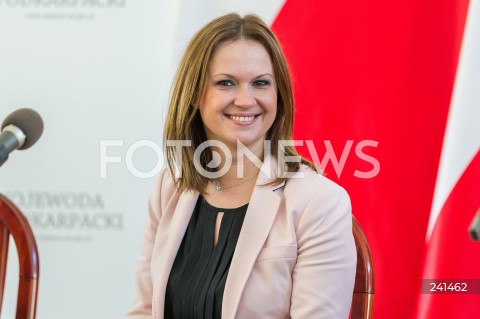  21.09.2020 RZESZOW <br />
PODPISANIE UMOWY DOTYCZACEJ UTWORZENIA CENTROW USLUG SPOLECZNYCH Z UDZIALEM MINISTER RODZINY PRACY I POLITYKI SPOLECZNEJ <br />
N/Z ANNA SCHMIDT - RODZIEWICZ <br />
 