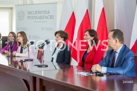 Podpisanie umowy dot. utworzenia Centrów Usług Społecznych z udziałem minister rodziny w Rzeszowie