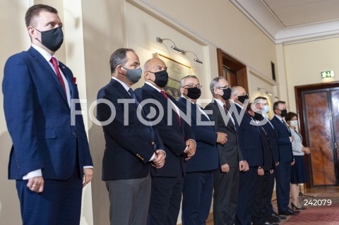  30.09.2020 WARSZAWA KPRM<br />
PREZENTACJA SKLADU RADY MINISTROW PO REKONSTRUKCJI<br />
N/Z LUKASZ SCHREIBER KONRAD SZYMANSKI TADEUSZ KOSCINSKI ANDRZEJ ADAMCZYK ADAM NIEDZIELSKI ZBIGNIEW RAU MARIUSZ KAMINSKI ZBIGNIEW ZIOBRO<br />
 