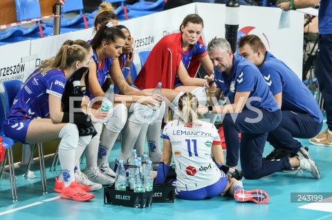  09.10.2020 RZESZOW <br />
SIATKOWKA KOBIET<br />
TAURONLIGA SEZON 2020/2021<br />
WOMEN VOLLEYBALL POLAND POLISH LEAGUE<br />
MECZ DEVELOPRES SKYRES RZESZOW - DPD LEGIONOVIA LEGIONOWO <br />
N/Z ALESSANDRO CHIAPPINI - I TRENER ( HEAD COACH ) ZAWODNICZKI SIATKARKI LEGIONOVII LEGIONOWO MAJA TOKARSKA JULIE OLIVEIRA SOUZA JESSICA RIVERO MARIN <br />
 