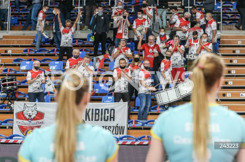  09.10.2020 RZESZOW <br />
SIATKOWKA KOBIET<br />
TAURONLIGA SEZON 2020/2021<br />
WOMEN VOLLEYBALL POLAND POLISH LEAGUE<br />
MECZ DEVELOPRES SKYRES RZESZOW - DPD LEGIONOVIA LEGIONOWO <br />
N/Z KIBICE DEVELOPRESU SKYRES RZESZOW DOPING EMOCJE MASECZKI W MASECZKACH OPRAWA <br />
 