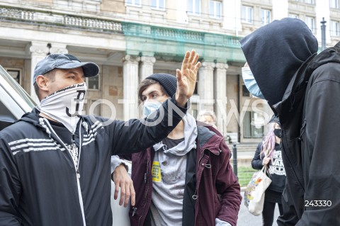  20.10.2020 WARSZAWA<br />
OBYWATELSKIE ZATRZYMANIE FURGONETKI ANTYABORCYJNEJ PROLIFE<br />
N/Z FURGONETKA MARGOT MICHAL SZUTOWICZ<br />
 