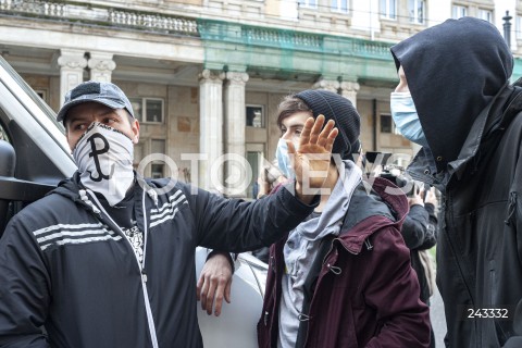  20.10.2020 WARSZAWA<br />
OBYWATELSKIE ZATRZYMANIE FURGONETKI ANTYABORCYJNEJ PROLIFE<br />
N/Z FURGONETKA MARGOT MICHAL SZUTOWICZ<br />
 