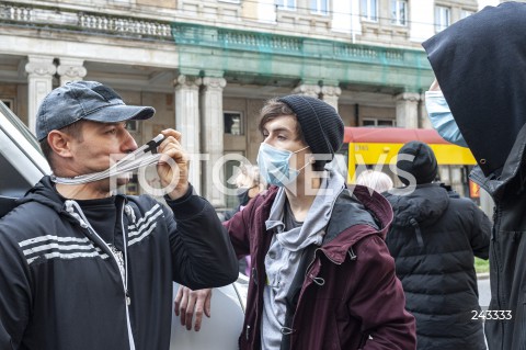  20.10.2020 WARSZAWA<br />
OBYWATELSKIE ZATRZYMANIE FURGONETKI ANTYABORCYJNEJ PROLIFE<br />
N/Z FURGONETKA MARGOT MICHAL SZUTOWICZ<br />
 