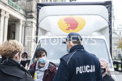  20.10.2020 WARSZAWA<br />
OBYWATELSKIE ZATRZYMANIE FURGONETKI ANTYABORCYJNEJ PROLIFE<br />
N/Z FURGONETKA MARGOT MICHAL SZUTOWICZ POLICJA<br />
 