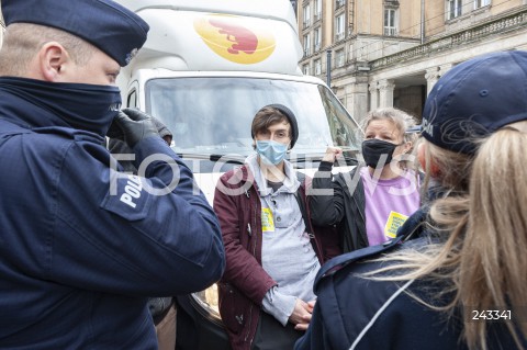  20.10.2020 WARSZAWA<br />
OBYWATELSKIE ZATRZYMANIE FURGONETKI ANTYABORCYJNEJ PROLIFE<br />
N/Z FURGONETKA MARGOT MICHAL SZUTOWICZ POLICJA<br />
 