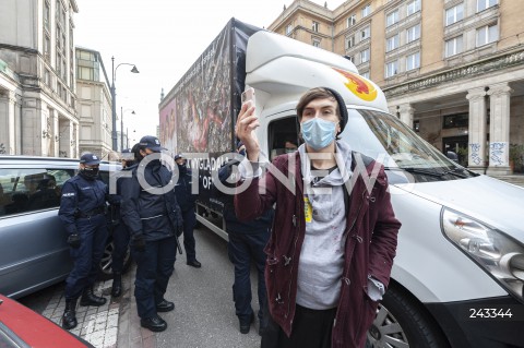  20.10.2020 WARSZAWA<br />
OBYWATELSKIE ZATRZYMANIE FURGONETKI ANTYABORCYJNEJ PROLIFE<br />
N/Z FURGONETKA MARGOT MICHAL SZUTOWICZ POLICJA<br />
 