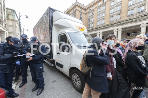  20.10.2020 WARSZAWA<br />
OBYWATELSKIE ZATRZYMANIE FURGONETKI ANTYABORCYJNEJ PROLIFE<br />
N/Z FURGONETKA MARGOT MICHAL SZUTOWICZ POLICJA<br />
 