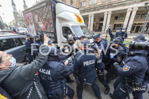  20.10.2020 WARSZAWA<br />
OBYWATELSKIE ZATRZYMANIE FURGONETKI ANTYABORCYJNEJ PROLIFE<br />
N/Z FURGONETKA MARGOT MICHAL SZUTOWICZ POLICJA SZARPANINA<br />
 