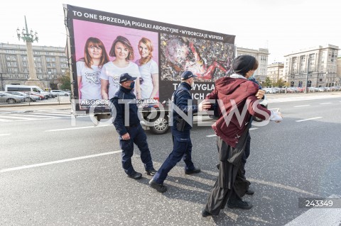  20.10.2020 WARSZAWA<br />
OBYWATELSKIE ZATRZYMANIE FURGONETKI ANTYABORCYJNEJ PROLIFE<br />
N/Z FURGONETKA MARGOT MICHAL SZUTOWICZ POLICJA<br />
 