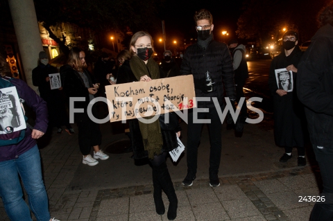  22.10.2020 GDANSK<br />
PROTEST KOBIET POD SIEDZIBA PIS W GDANSKU POD HASLEM POGRZEB PRAW KOBIET<br />
N/Z KOBIETA Z TRANSPARENTEM KOCHAM OSOBE KTORA MIALA ABORCJE TY NAJPEWNIEJ TEZ<br />
 