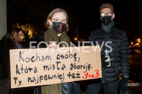  22.10.2020 GDANSK<br />
PROTEST KOBIET POD SIEDZIBA PIS W GDANSKU POD HASLEM POGRZEB PRAW KOBIET<br />
N/Z KOBIETA Z TRANSPARENTEM KOCHAM OSOBE KTORA MIALA ABORCJE TY NAJPEWNIEJ TEZ<br />
 