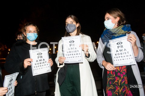  22.10.2020 GDANSK<br />
PROTEST KOBIET POD SIEDZIBA PIS W GDANSKU POD HASLEM POGRZEB PRAW KOBIET<br />
N/Z KOBIETY Z TRANSPARENTAMI PRAWA KOBIET TO PRAWA CZLOWIEKA<br />
 