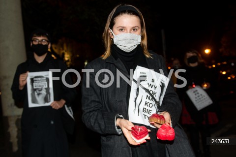  22.10.2020 GDANSK<br />
PROTEST KOBIET POD SIEDZIBA PIS W GDANSKU POD HASLEM POGRZEB PRAW KOBIET<br />
N/Z KOBIETA Z TRANSPARENTEM WYROK NA KOBIETY<br />
 