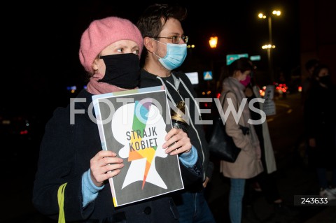  22.10.2020 GDANSK<br />
PROTEST KOBIET POD SIEDZIBA PIS W GDANSKU POD HASLEM POGRZEB PRAW KOBIET<br />
N/Z KOBIETA Z TRANSPARENTEM STRAJK KOBIET<br />
 