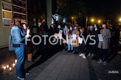  22.10.2020 GDANSK<br />
PROTEST KOBIET POD SIEDZIBA PIS W GDANSKU POD HASLEM POGRZEB PRAW KOBIET<br />
N/Z PROTESTUJACE KOBIETY<br />
 