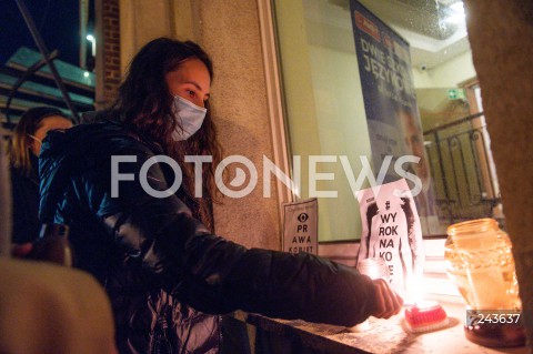  22.10.2020 GDANSK<br />
PROTEST KOBIET POD SIEDZIBA PIS W GDANSKU POD HASLEM POGRZEB PRAW KOBIET<br />
N/Z KOBIETA ZAPALA ZNICZ POD SIEDZIBA PIS<br />
 