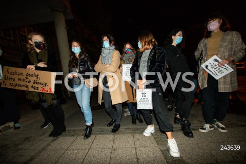  22.10.2020 GDANSK<br />
PROTEST KOBIET POD SIEDZIBA PIS W GDANSKU POD HASLEM POGRZEB PRAW KOBIET<br />
N/Z PROTESTUJACE KOBIETY<br />
 