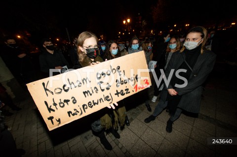  22.10.2020 GDANSK<br />
PROTEST KOBIET POD SIEDZIBA PIS W GDANSKU POD HASLEM POGRZEB PRAW KOBIET<br />
N/Z KOBIETA Z TRANSPARENTEM KOCHAM OSOBE KTORA MIALA ABORCJE TY NAJPEWNIEJ TEZ<br />
 