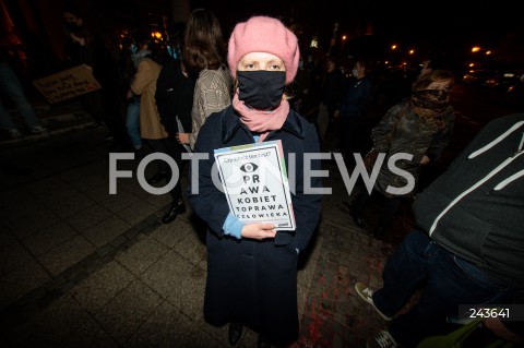  22.10.2020 GDANSK<br />
PROTEST KOBIET POD SIEDZIBA PIS W GDANSKU POD HASLEM POGRZEB PRAW KOBIET<br />
N/Z KOBIETA Z TRANSPARENTEM PRAWA KOBIET TO PRAWA CZLOWIEKA<br />
 