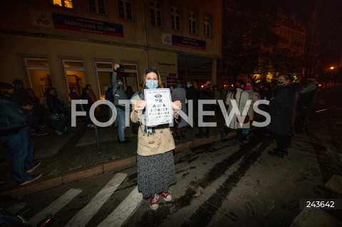  22.10.2020 GDANSK<br />
PROTEST KOBIET POD SIEDZIBA PIS W GDANSKU POD HASLEM POGRZEB PRAW KOBIET<br />
N/Z KOBIETA Z TRANSPARENTEM PRAWA KOBIET TO PRAWA CZLOWIEKA<br />
 