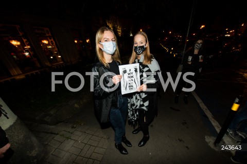  22.10.2020 GDANSK<br />
PROTEST KOBIET POD SIEDZIBA PIS W GDANSKU POD HASLEM POGRZEB PRAW KOBIET<br />
N/Z KOBIETY Z TRANSPARENTEM WYROK NA KOBIETY<br />
 