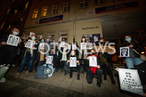  22.10.2020 GDANSK<br />
PROTEST KOBIET POD SIEDZIBA PIS W GDANSKU POD HASLEM POGRZEB PRAW KOBIET<br />
N/Z PROTESTUJACE ZEBRANE Z TRANSPARENTAMI POD SIEDZIBA PIS<br />
 