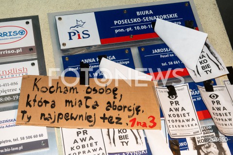  22.10.2020 GDANSK<br />
PROTEST KOBIET POD SIEDZIBA PIS W GDANSKU POD HASLEM POGRZEB PRAW KOBIET<br />
N/Z PROTESTUJACY PRZYKLEJAJA TRANSPARENTY NA TABLICY BIURA POSELSKIEGO PIS<br />
 