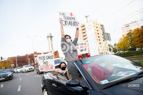  24.10.2020 GDANSK<br />
PROTEST KOBIET W GDANSKU<br />
N/Z PROTESTUJACY W SAMOCHODACH BLOKUJA RUCH NA GLOWNYCH ULICACH GDANSKA<br />
 