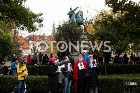  24.10.2020 GDANSK<br />
PROTEST KOBIET W GDANSKU<br />
N/Z KOBIETY Z TRANSPARENTAMI STRAJKU KOBIET<br />
 