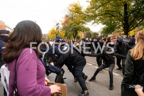  24.10.2020 GDANSK<br />
PROTEST KOBIET W GDANSKU<br />
N/Z POLICJA INTERWENIUJE PODCZAS PROTESTU ZATRZYMUJAC MEZCZYZNE<br />
 