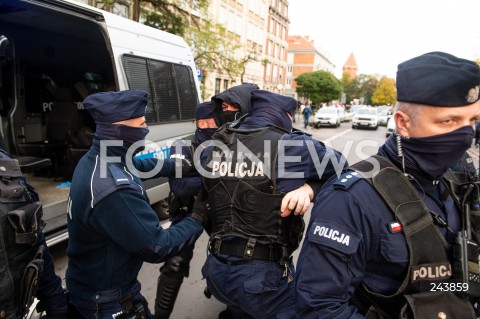  24.10.2020 GDANSK<br />
PROTEST KOBIET W GDANSKU<br />
N/Z POLICJA INTERWENIUJE PODCZAS PROTESTU ZATRZYMUJAC MEZCZYZNE<br />
 