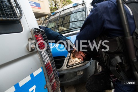  24.10.2020 GDANSK<br />
PROTEST KOBIET W GDANSKU<br />
N/Z POLICJANCI ZATRZYMUJA OBEZWLADNIAJA MEZCZYZNE PODCZAS PROTESTU<br />
 