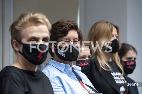  12.11.2020 WARSZAWA<br />
KONFERENCJA OGOLNOPOLSKIEGO STRAJKU KOBIET<br />
SKLAD OBYWATELSKIEGO KOMITETU INICJATYWY USTAWODAWCZEJ LEGALNA ABORCJA BEZ KOMPROMISOW <br />
N/Z JOANNA SCHEURING WIELGUS MONIKA FALEJ KATARZYNA UEBERHAN<br />
 