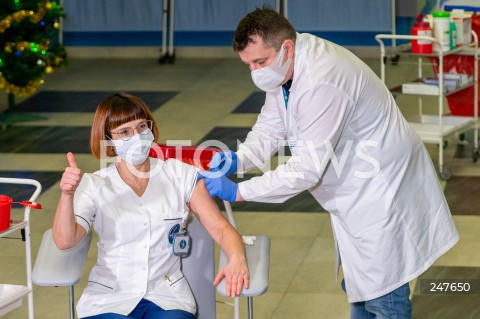  27.12.2020 WARSZAWA<br />
PIERWSZE SZCZEPIENIA PRZECIW COVID-19<br />
SZPITAL MSWIA W WARSZAWIE<br />
<br />
Vaccination against Covid-19 has started in Poland. The first person to be vaccinated was Warsaw hospital nurse.<br />
<br />
N/Z ARTUR ZACZYNSKI ALICJA JAKUBOWSKA - PIERWSZA OSOBA ZASZCZEPIONA W POLSCE<br />
 