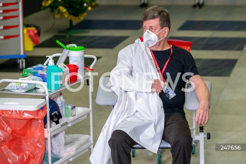  27.12.2020 WARSZAWA<br />
PIERWSZE SZCZEPIENIA PRZECIW COVID-19<br />
SZPITAL MSWIA W WARSZAWIE<br />
<br />
Vaccination against Covid-19 has started in Poland. The first person to be vaccinated was Warsaw hospital nurse.<br />
<br />
N/Z DYREKTOR CSK MSWIA WALDEMAR WIERZBA<br />
 