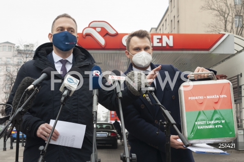  04.03.2021 WARSZAWA<br />
KONFERENCJA PO PRZED STACJA BENZYNOWA ORLEN<br />
N/Z CEZARY TOMCZYK KRZYSZTOF TRUSKOLASKI<br />
 