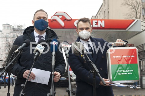 Konferencja polityków Platformy Obywatelskiej przed stacją paliw Orlen w Warszawie