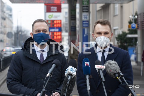  04.03.2021 WARSZAWA<br />
KONFERENCJA PO PRZED STACJA BENZYNOWA ORLEN<br />
N/Z CEZARY TOMCZYK KRZYSZTOF TRUSKOLASKI<br />
 