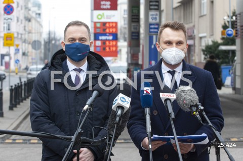  04.03.2021 WARSZAWA<br />
KONFERENCJA PO PRZED STACJA BENZYNOWA ORLEN<br />
N/Z CEZARY TOMCZYK KRZYSZTOF TRUSKOLASKI<br />
 