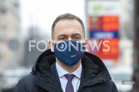  04.03.2021 WARSZAWA<br />
KONFERENCJA PO PRZED STACJA BENZYNOWA ORLEN<br />
N/Z CEZARY TOMCZYK<br />
 