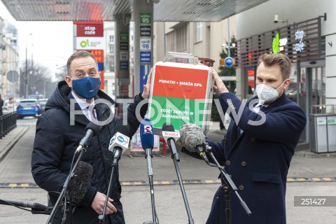  04.03.2021 WARSZAWA<br />
KONFERENCJA PO PRZED STACJA BENZYNOWA ORLEN<br />
N/Z CEZARY TOMCZYK KRZYSZTOF TRUSKOLASKI<br />
 