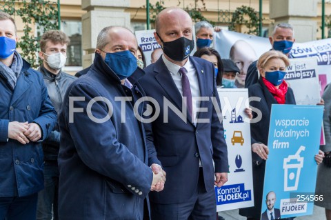  26.04.2021 RZESZOW<br />
PRZEWODNICZACY PO BORYS BUDKA WSPIERA KANDYDATA OPOZYCJI KONRADA FIJOLKA W KAMPANII WYBORCZEJ NA URZAD PREZYDENTA RZESZOWA <br />
N/Z KONRAD FIJOLEK PAWEL KOWAL <br />
 