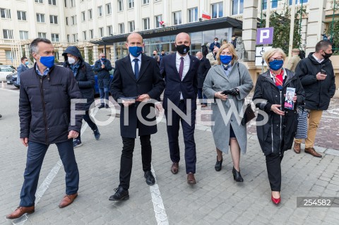  26.04.2021 RZESZOW<br />
PRZEWODNICZACY PO BORYS BUDKA WSPIERA KANDYDATA OPOZYCJI KONRADA FIJOLKA W KAMPANII WYBORCZEJ NA URZAD PREZYDENTA RZESZOWA <br />
N/Z BORYS BUDKA KONRAD FIJOLEK JOLANTA KAZMIERCZAK TERESA KUBAS - HUL <br />
 