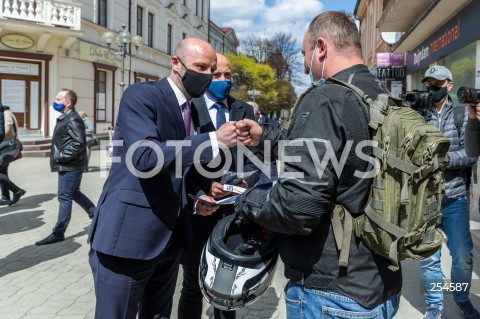  26.04.2021 RZESZOW<br />
PRZEWODNICZACY PO BORYS BUDKA WSPIERA KANDYDATA OPOZYCJI KONRADA FIJOLKA W KAMPANII WYBORCZEJ NA URZAD PREZYDENTA RZESZOWA <br />
N/Z BORYS BUDKA KONRAD FIJOLEK<br />
 