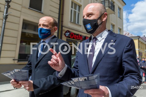 Przewodniczący PO Borys Budka wspiera w kampanii wyborczej kandydata opozycji Konrada Fijołka w Rzeszowie