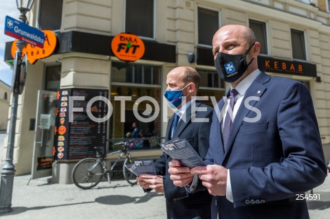  26.04.2021 RZESZOW<br />
PRZEWODNICZACY PO BORYS BUDKA WSPIERA KANDYDATA OPOZYCJI KONRADA FIJOLKA W KAMPANII WYBORCZEJ NA URZAD PREZYDENTA RZESZOWA <br />
N/Z BORYS BUDKA KONRAD FIJOLEK<br />
 