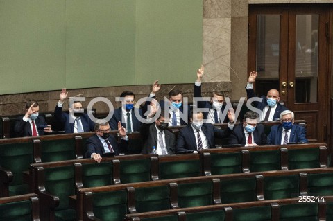  04.05.2021 WARSZAWA SEJM<br />
POSIEDZENIE SEJMU<br />
N/Z ZBIGNIEW ZIOBRO MICHAL WOJCIK JANUSZ KOWALSKI MARIUSZ GOSEK NORBERT KACZMARCZYK JAN KANTHAK DARIUSZ OLSZEWSKI PIOTR SAK TADEUSZ WOZNIAK ANDRZEJ SOSNIERZ TOMASZ OZDOBA TADEUSZ CYMANSKI SOLIDARNA POLSKA GLOSOWANIE NAD RATYFIKACJA FUNDUSZU ODBUDOWY<br />
 