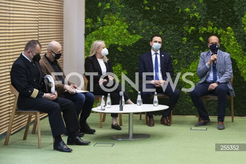  13.05.2021 WARSZAWA<br />
KONFERENCJA W MINISTERSTWIE KLIMATU<br />
N/Z KRZYSZTOF OTTO MATEUSZ DAMRAT AGNIESZKA KRUSZEWSKA JAN MARCIN WESLAWSKI WOJCIECH SLACZKA<br />
 