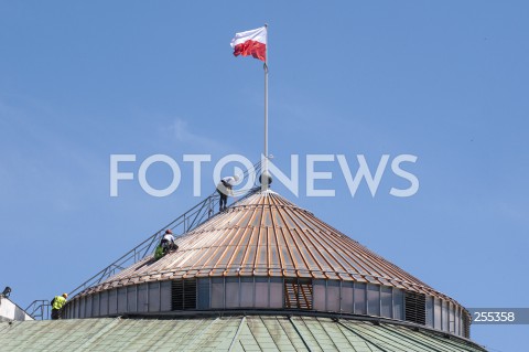  13.05.2021 WARSZAWA SEJM <br />
DZIEN W SEJMIE <br />
N/Z BUDYNEK SEJMU KOPULA KONSERWACJA ROBOTNICY ALPINISCI NA DACHU<br />
 